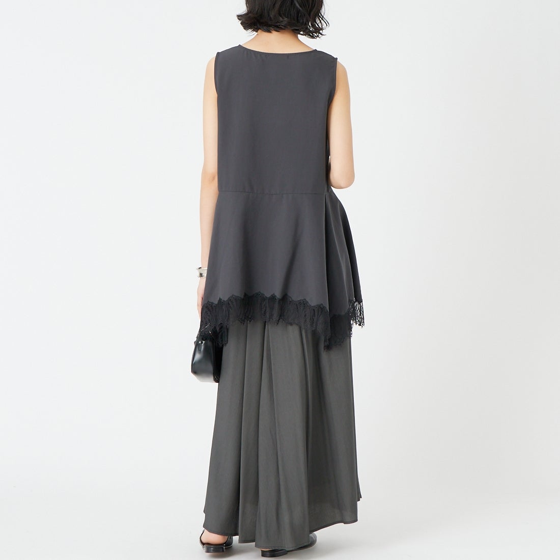 CHIGNON [シニヨン] ヘムレースサテンタンクトップ [1561-061NH] BLACK &&モデル身長：162cm 着用サイズ：F&&