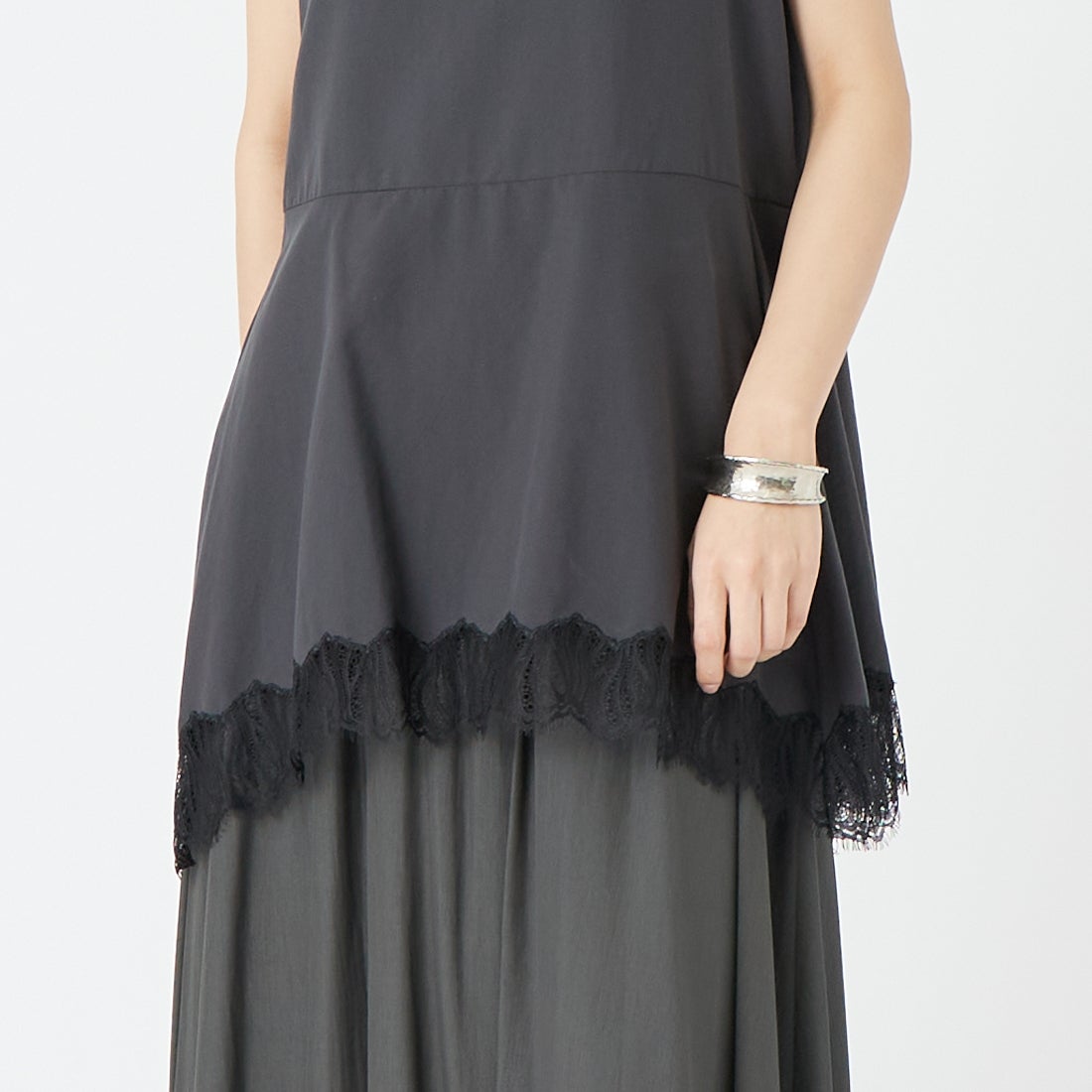 CHIGNON [シニヨン] ヘムレースサテンタンクトップ [1561-061NH] BLACK &&モデル身長：162cm 着用サイズ：F&&