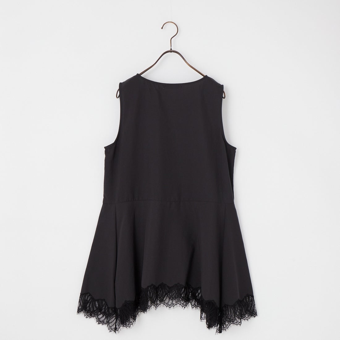 CHIGNON [シニヨン] ヘムレースサテンタンクトップ [1561-061NH] BLACK