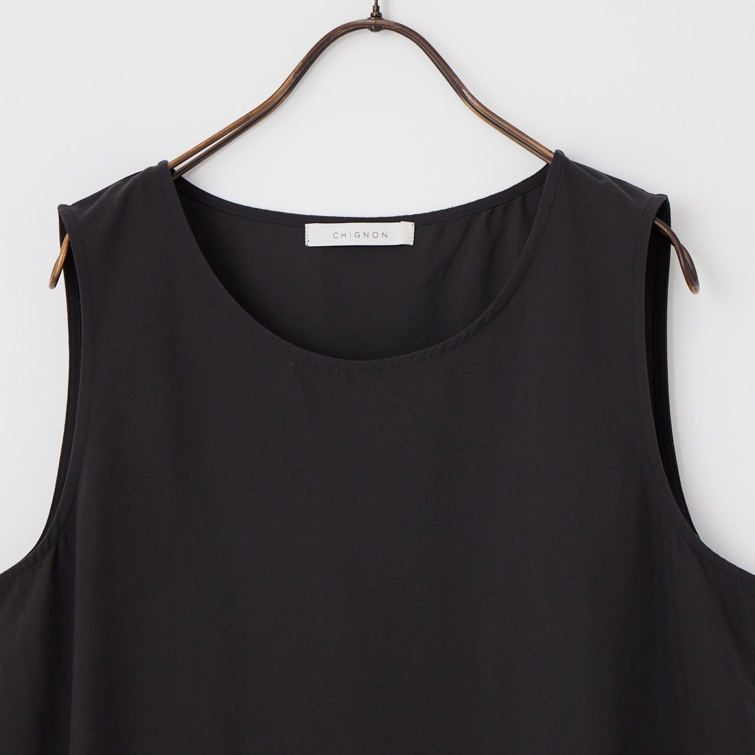 CHIGNON [シニヨン] ヘムレースサテンタンクトップ [1561-061NH] BLACK