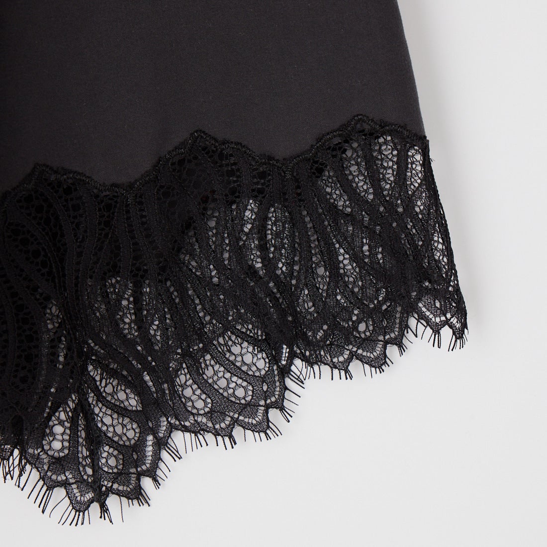 CHIGNON [シニヨン] ヘムレースサテンタンクトップ [1561-061NH] BLACK