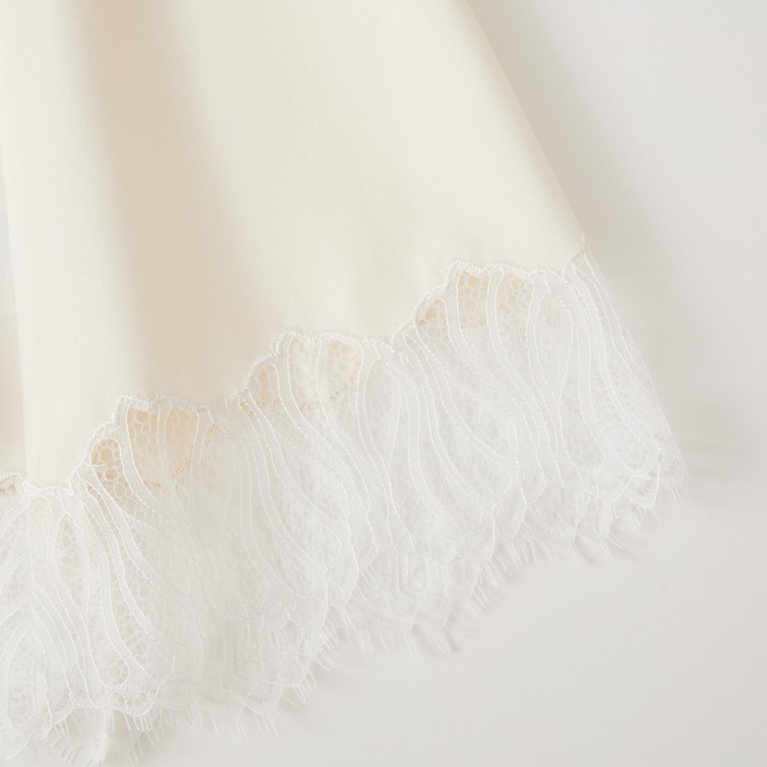 CHIGNON [シニヨン] ヘムレースサテンタンクトップ [1561-061NH] O/WHITE