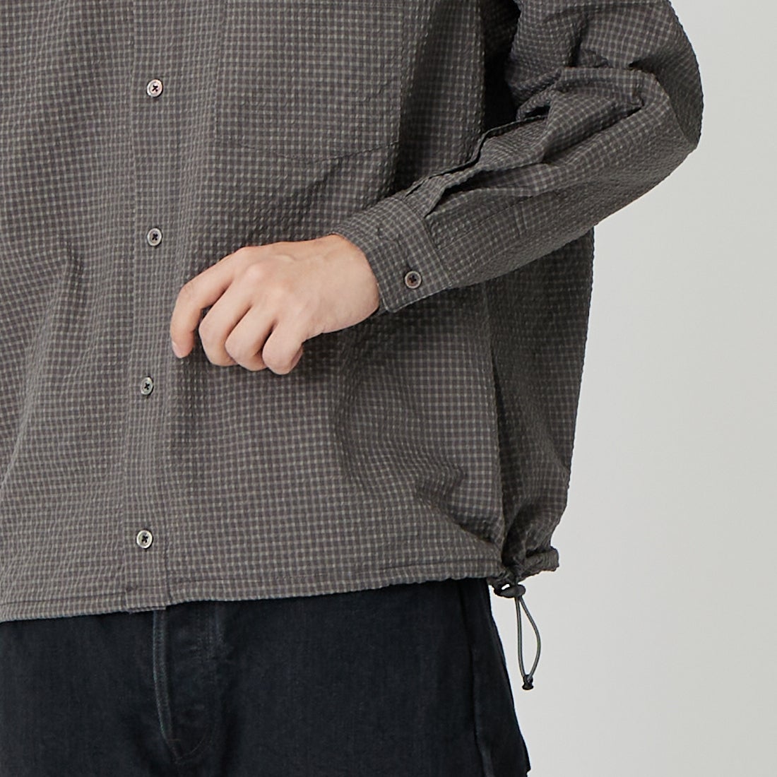 SLICK [スリック] シアサッカーギンガムチェック ドローストリングシャツ [5120224] 720 COAL B &&モデル身長：179cm 着用サイズ：1&&