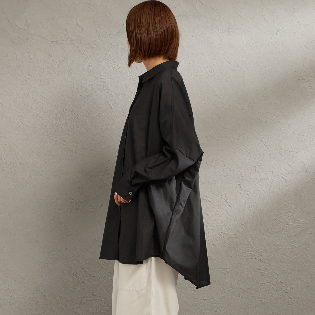 mizuiro ind [ミズイロインド] T/Cシアーワイドシャツ [1-230162] 99 BLACK &&モデル身長：159cm 着用サイズ：F&&