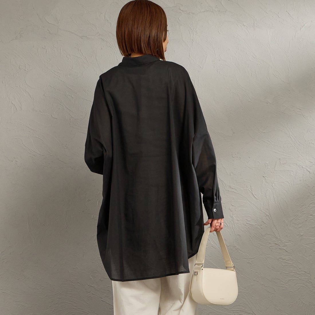 mizuiro ind [ミズイロインド] T/Cシアーワイドシャツ [1-230162] 99 BLACK &&モデル身長：159cm 着用サイズ：F&&