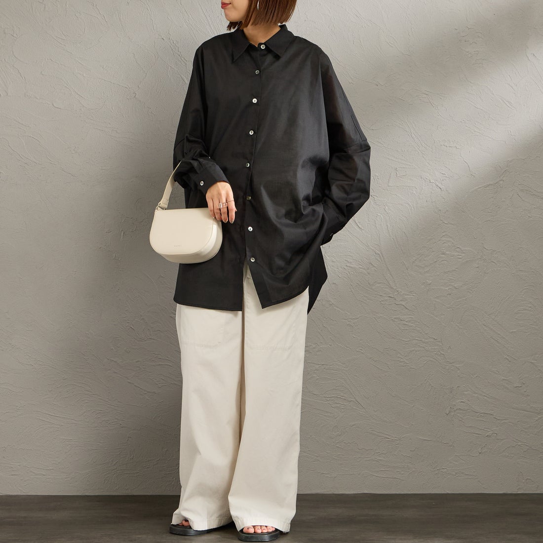 mizuiro ind [ミズイロインド] T/Cシアーワイドシャツ [1-230162] 99 BLACK &&モデル身長：159cm 着用サイズ：F&&