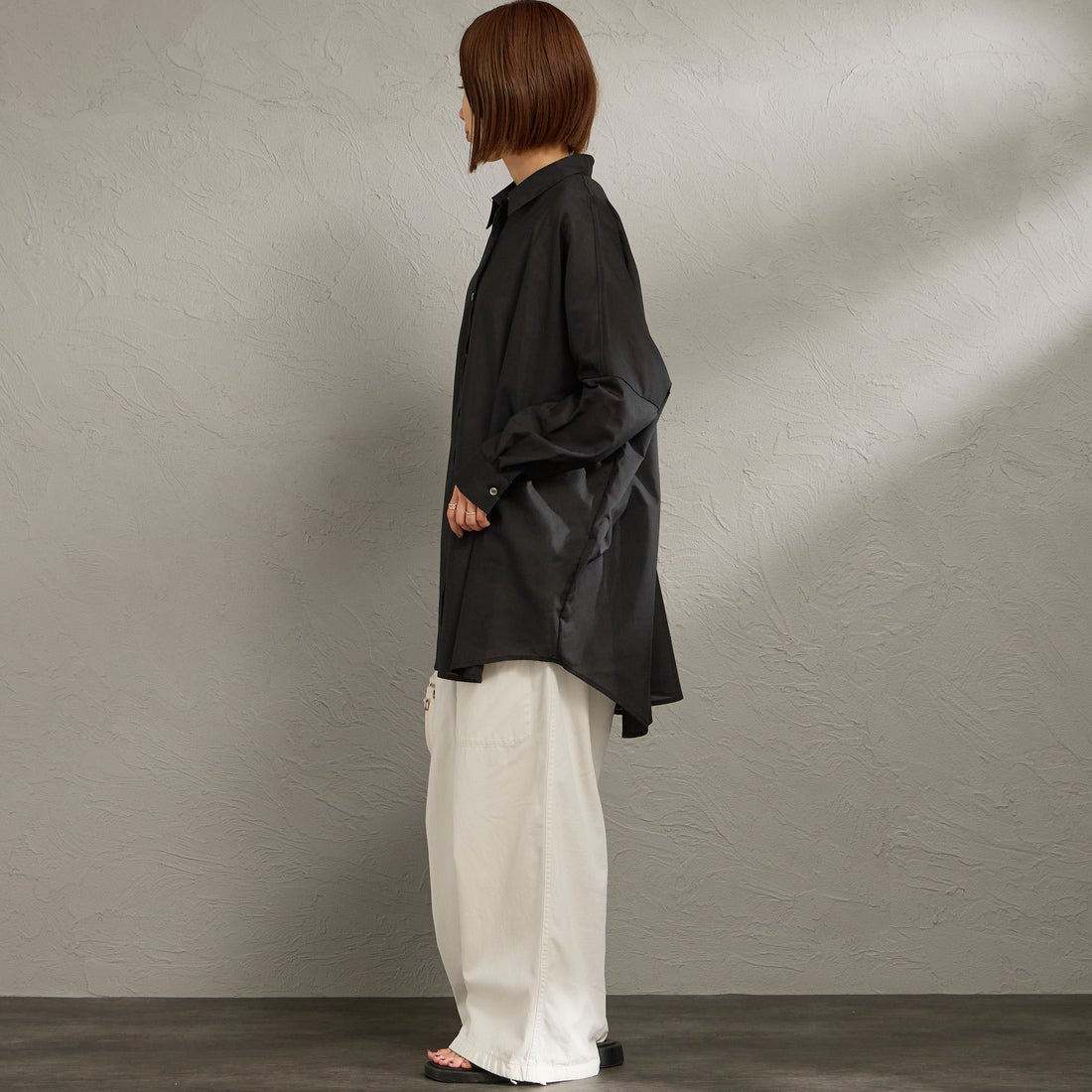 mizuiro ind [ミズイロインド] T/Cシアーワイドシャツ [1-230162] 99 BLACK &&モデル身長：159cm 着用サイズ：F&&