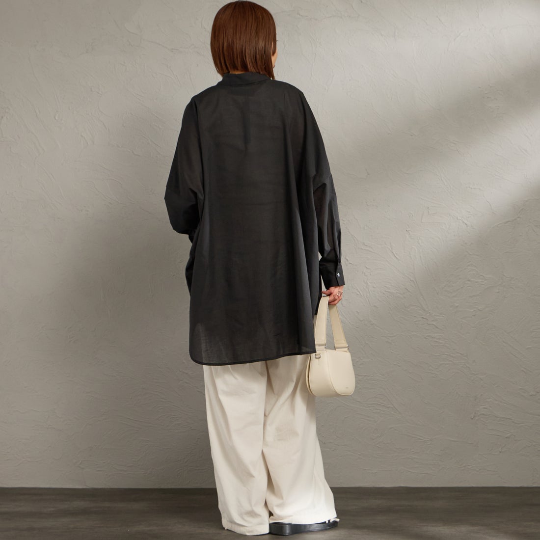 mizuiro ind [ミズイロインド] T/Cシアーワイドシャツ [1-230162] 99 BLACK &&モデル身長：159cm 着用サイズ：F&&