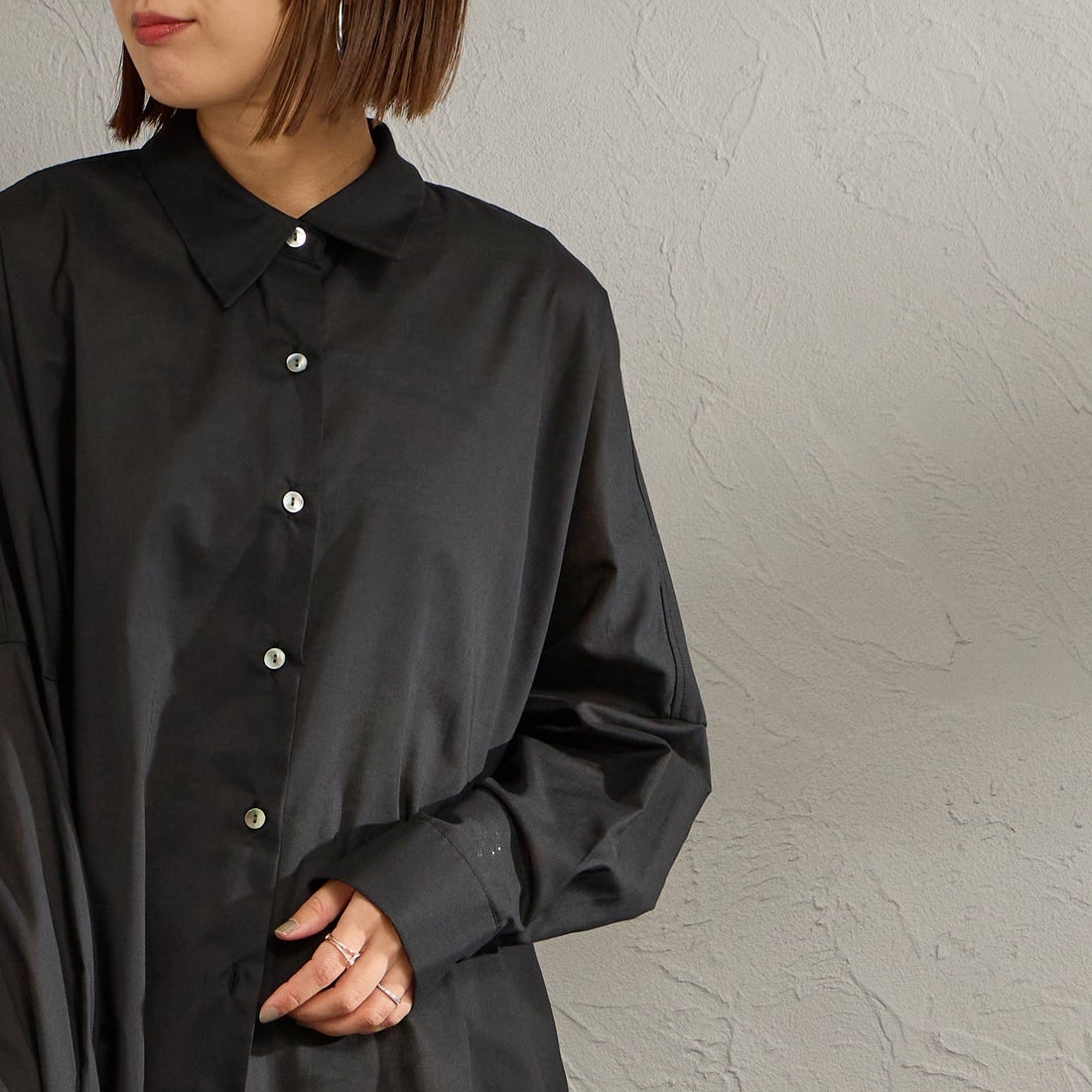 mizuiro ind [ミズイロインド] T/Cシアーワイドシャツ [1-230162] 99 BLACK &&モデル身長：159cm 着用サイズ：F&&