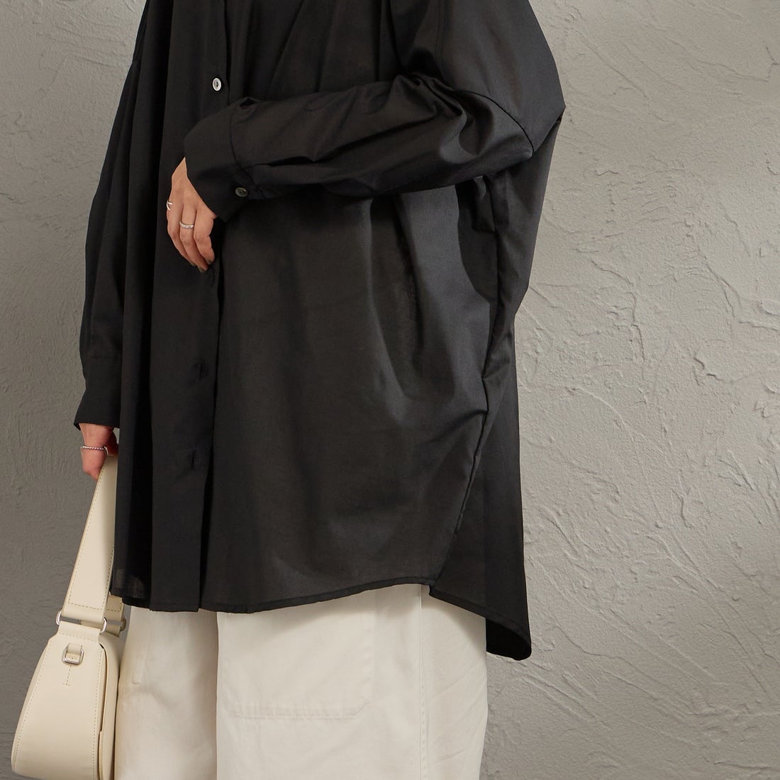 mizuiro ind [ミズイロインド] T/Cシアーワイドシャツ [1-230162] 99 BLACK &&モデル身長：159cm 着用サイズ：F&&