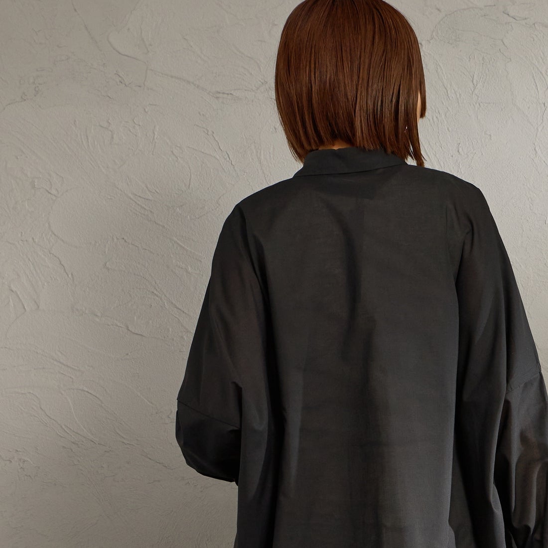 mizuiro ind [ミズイロインド] T/Cシアーワイドシャツ [1-230162] 99 BLACK &&モデル身長：159cm 着用サイズ：F&&