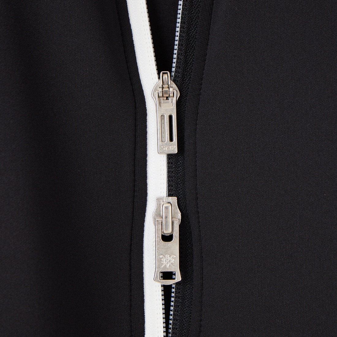 SY32 GOLF [エスワイサーティトゥ ゴルフ] ダブルニットハーフスリーブジップシャツ [SYG-26S1-08] BLACK