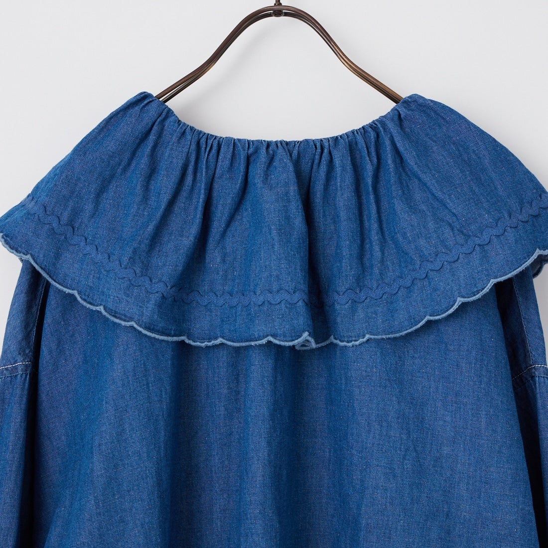 ESTROISLOSE [エストゥロワルーズ] 綿麻ライトオンスデニム 衿刺繍ブラウス [EB26103] 75 BLUE