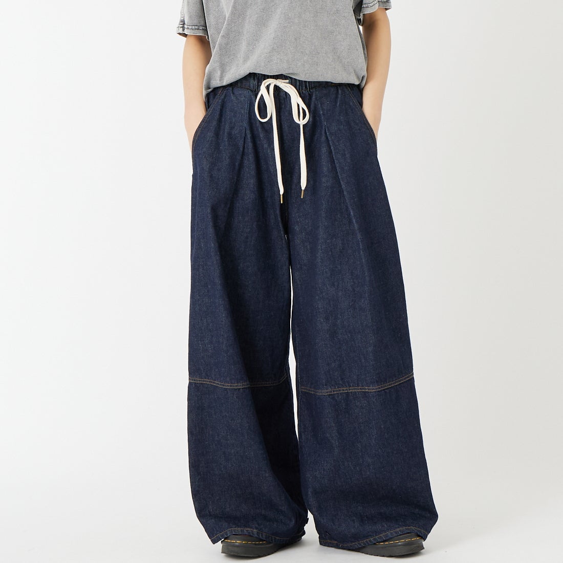 SOMETHING [サムシング] ドローストリングバルーンワイドパンツ [SA1108] 00 OW &&モデル身長：162cm 着用サイズ：S&&