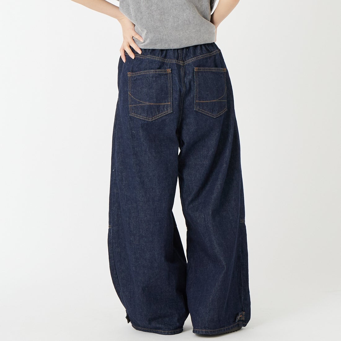 SOMETHING [サムシング] ドローストリングバルーンワイドパンツ [SA1108] 00 OW &&モデル身長：162cm 着用サイズ：S&&