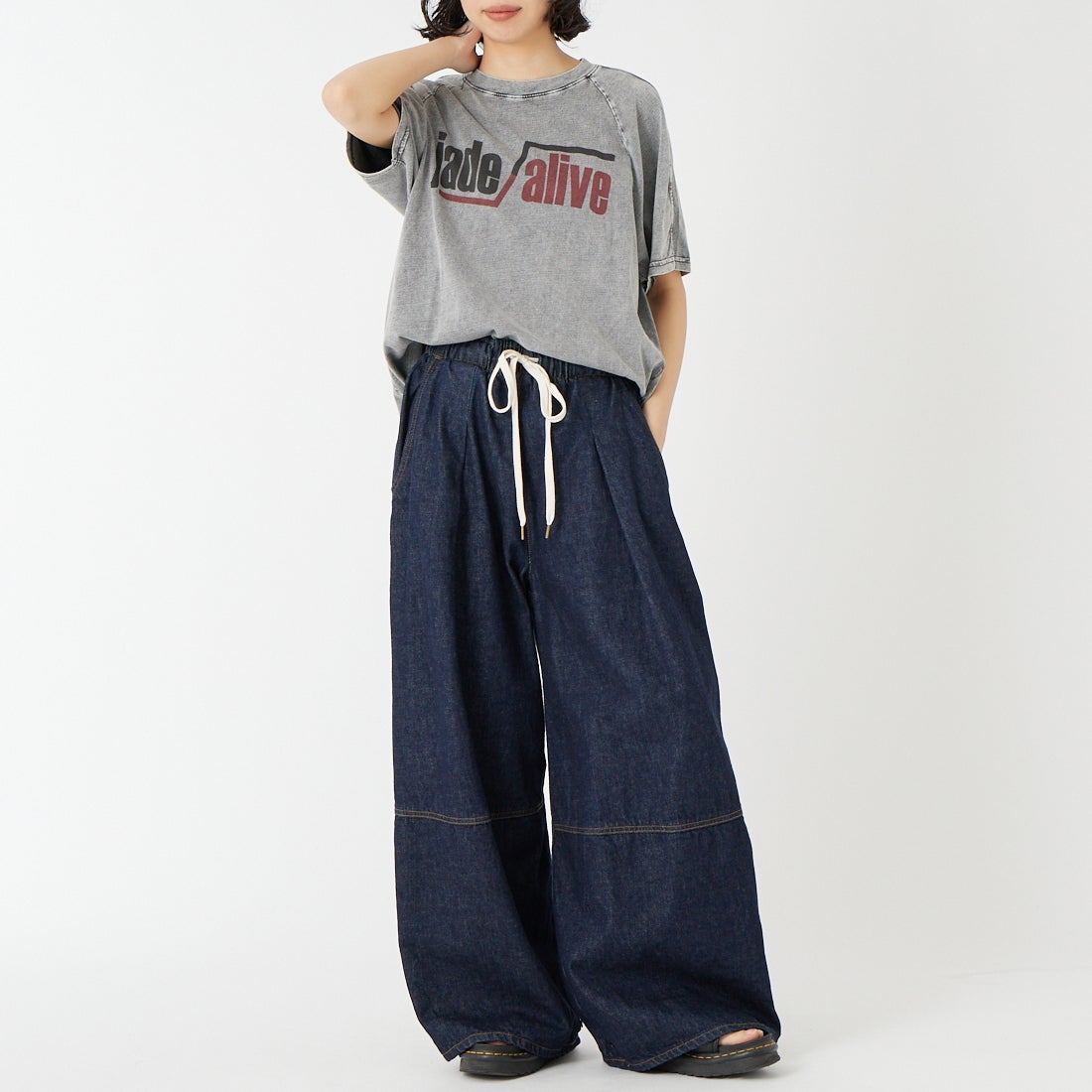 SOMETHING [サムシング] ドローストリングバルーンワイドパンツ [SA1108] 00 OW &&モデル身長：162cm 着用サイズ：S&&