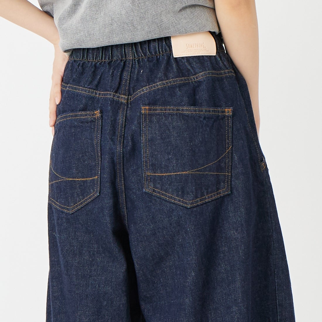 SOMETHING [サムシング] ドローストリングバルーンワイドパンツ [SA1108] 00 OW &&モデル身長：162cm 着用サイズ：S&&