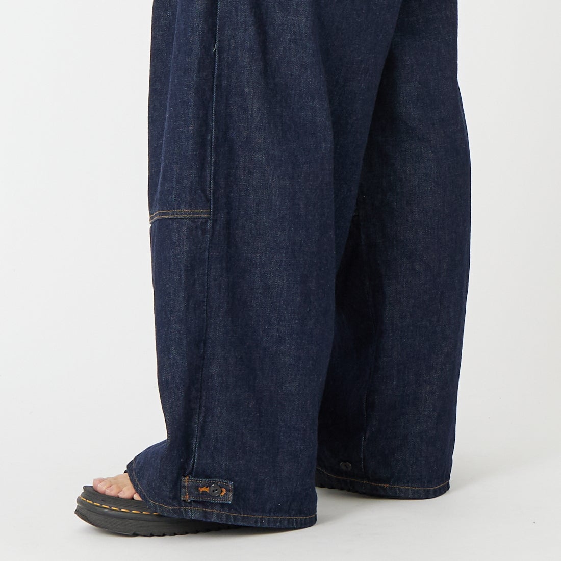 SOMETHING [サムシング] ドローストリングバルーンワイドパンツ [SA1108] 00 OW &&モデル身長：162cm 着用サイズ：S&&