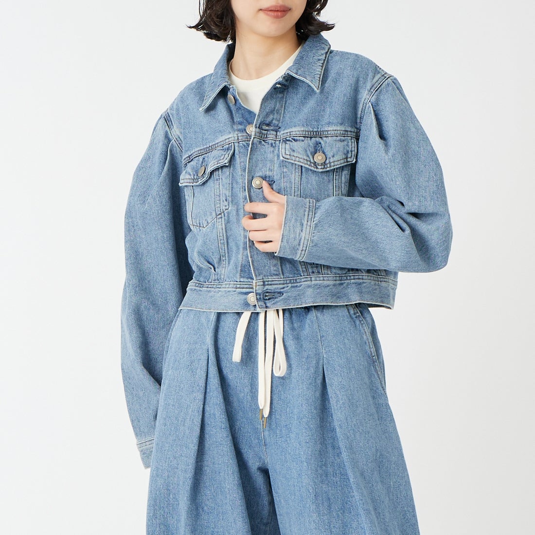 SOMETHING [サムシング] パワーショルダーデニムジャケット [SAT008] 94 L.BLUE &&モデル身長：162cm 着用サイズ：F&&