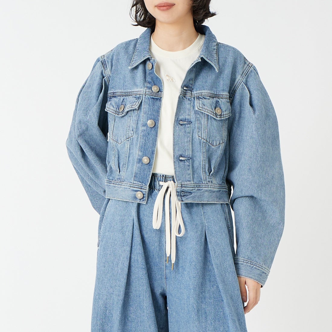 SOMETHING [サムシング] パワーショルダーデニムジャケット [SAT008] 94 L.BLUE &&モデル身長：162cm 着用サイズ：F&&