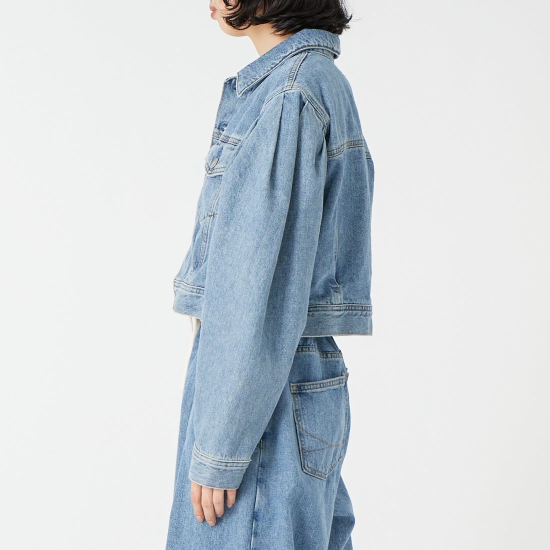 SOMETHING [サムシング] パワーショルダーデニムジャケット [SAT008] 94 L.BLUE &&モデル身長：162cm 着用サイズ：F&&