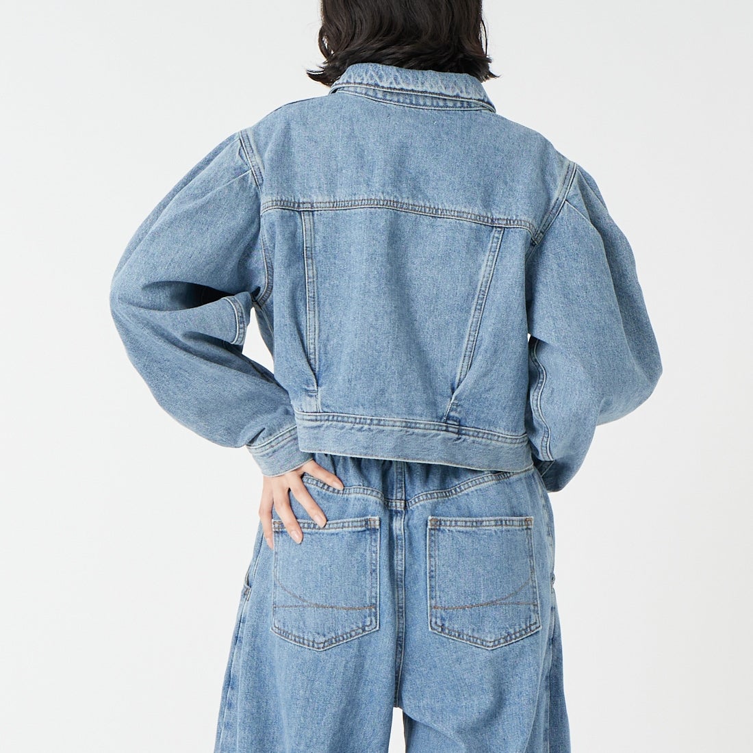 SOMETHING [サムシング] パワーショルダーデニムジャケット [SAT008] 94 L.BLUE &&モデル身長：162cm 着用サイズ：F&&