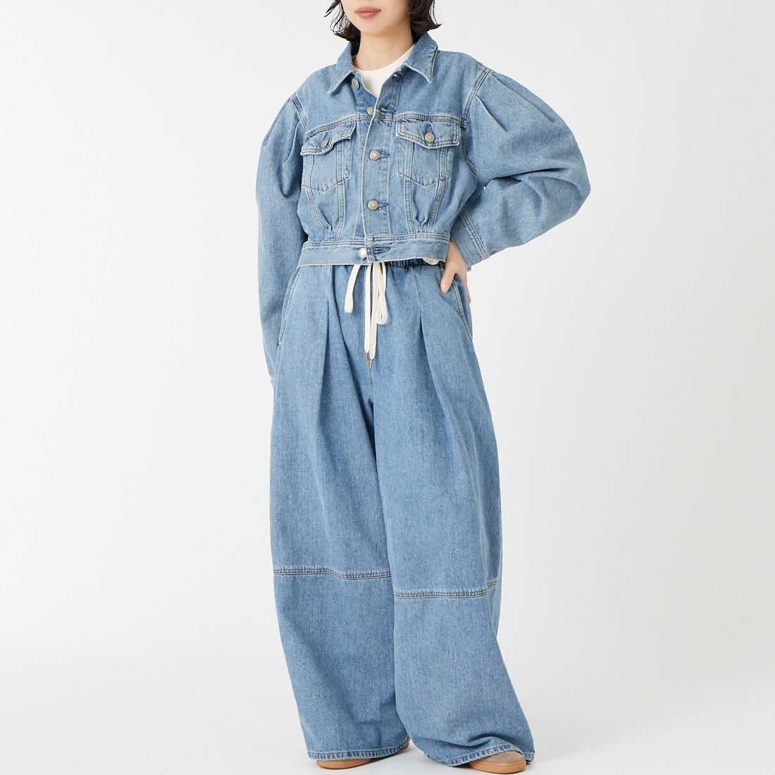 SOMETHING [サムシング] パワーショルダーデニムジャケット [SAT008] 94 L.BLUE &&モデル身長：162cm 着用サイズ：F&&