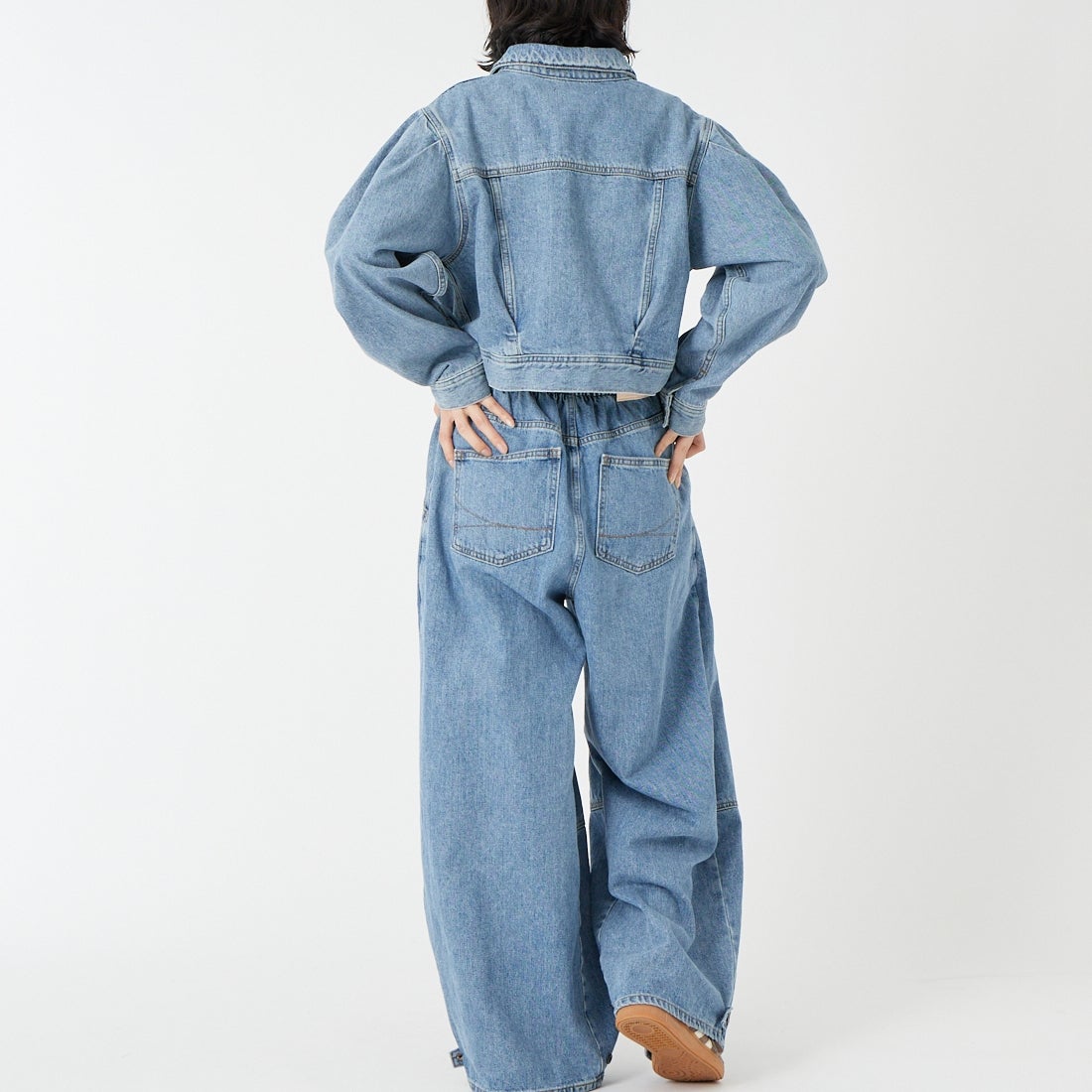 SOMETHING [サムシング] パワーショルダーデニムジャケット [SAT008] 94 L.BLUE &&モデル身長：162cm 着用サイズ：F&&