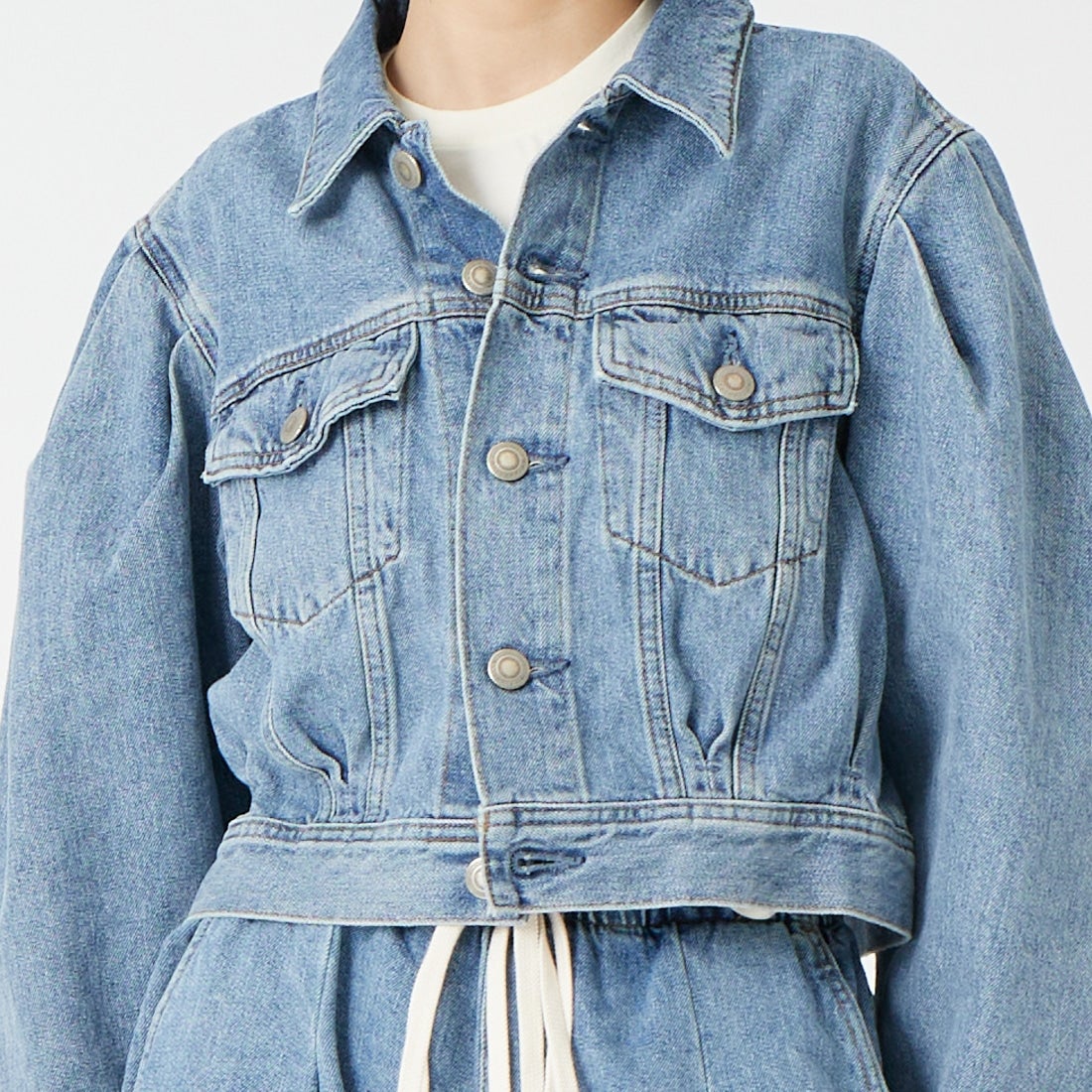 SOMETHING [サムシング] パワーショルダーデニムジャケット [SAT008] 94 L.BLUE &&モデル身長：162cm 着用サイズ：F&&