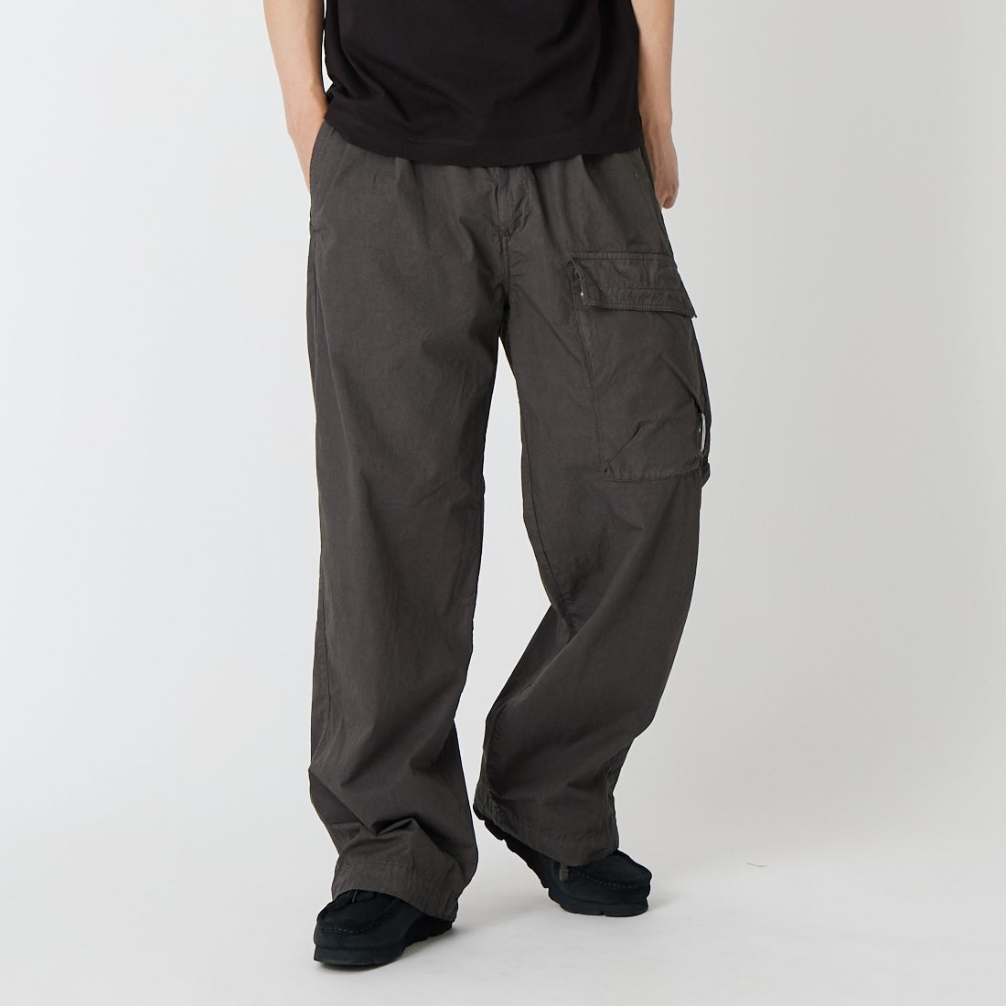 C.P.COMPANY [シーピーカンパニー] マイクロレップス ボクシーカーゴレンズパンツ [20CMPA126A] 921 GUNMET &&モデル身長：179cm 着用サイズ：46&&