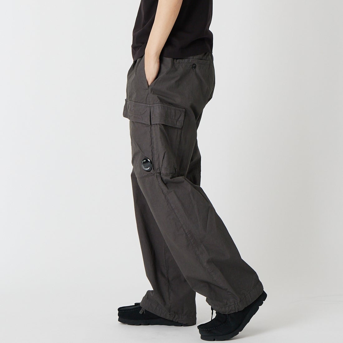 C.P.COMPANY [シーピーカンパニー] マイクロレップス ボクシーカーゴレンズパンツ [20CMPA126A] 921 GUNMET &&モデル身長：179cm 着用サイズ：46&&