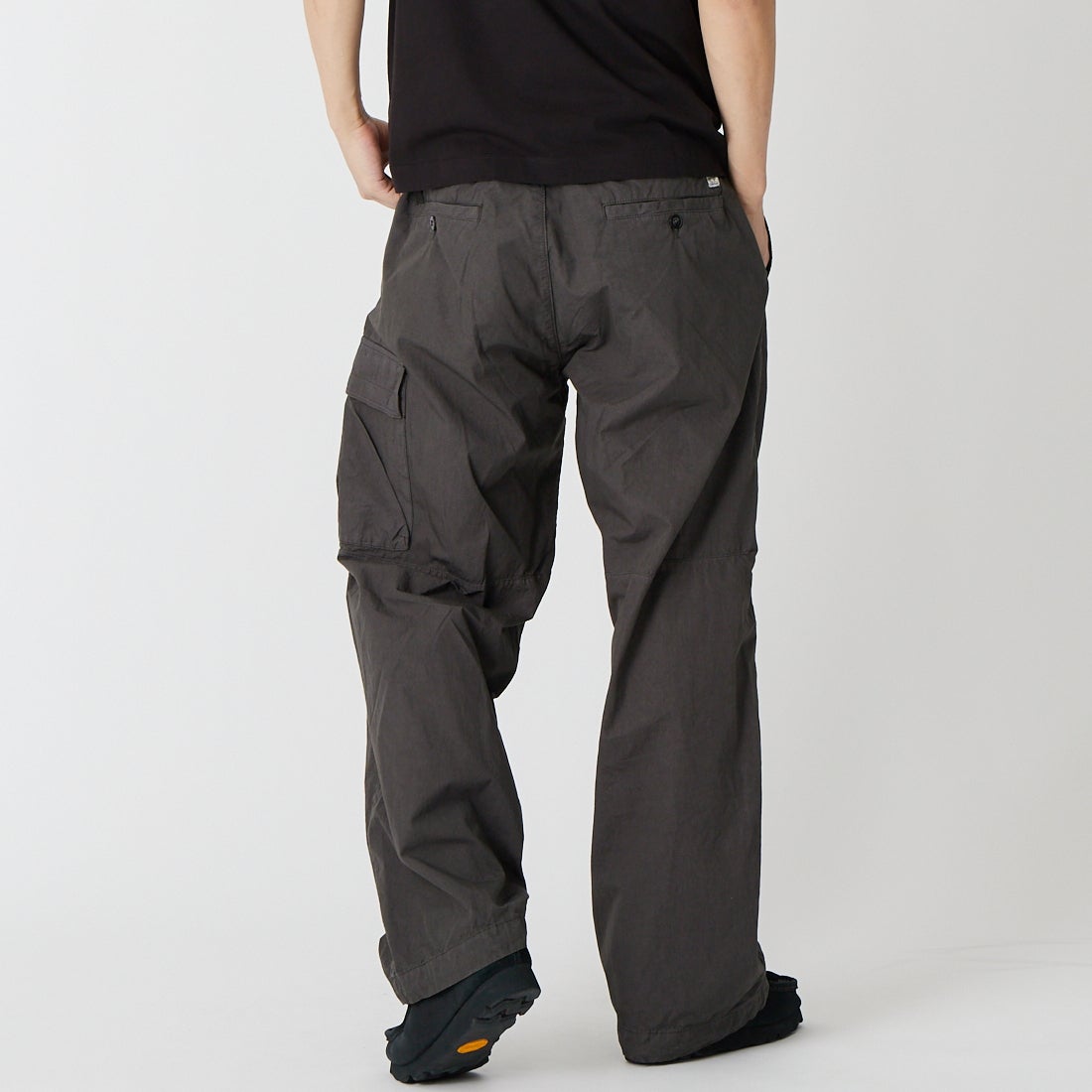 C.P.COMPANY [シーピーカンパニー] マイクロレップス ボクシーカーゴレンズパンツ [20CMPA126A] 921 GUNMET &&モデル身長：179cm 着用サイズ：46&&