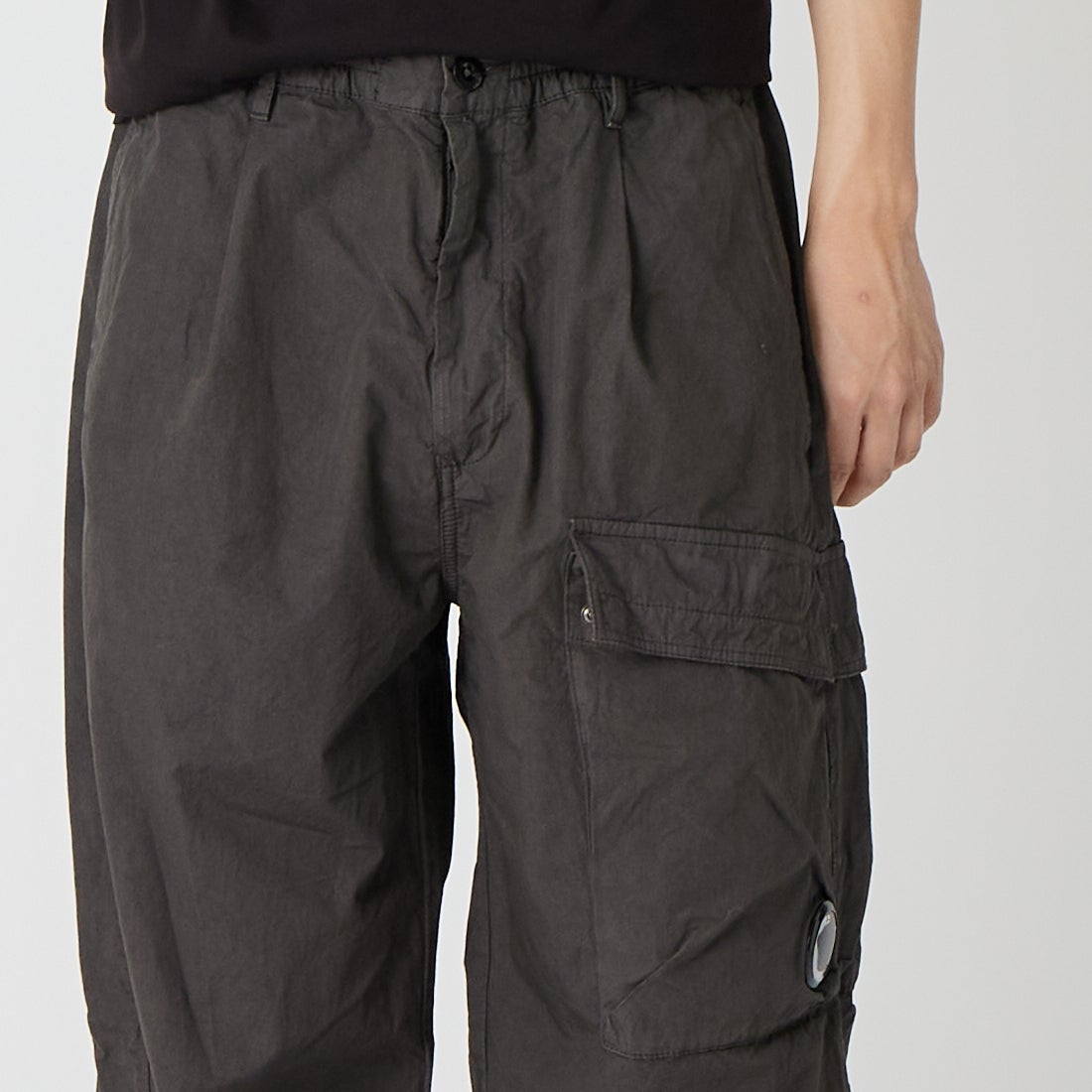 C.P.COMPANY [シーピーカンパニー] マイクロレップス ボクシーカーゴレンズパンツ [20CMPA126A] 921 GUNMET &&モデル身長：179cm 着用サイズ：46&&