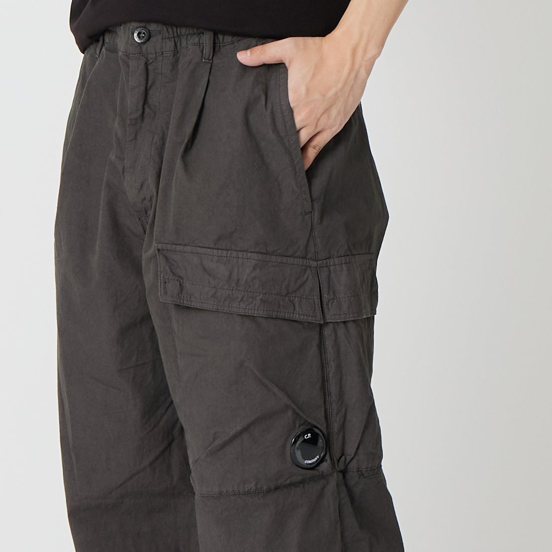 C.P.COMPANY [シーピーカンパニー] マイクロレップス ボクシーカーゴレンズパンツ [20CMPA126A] 921 GUNMET &&モデル身長：179cm 着用サイズ：46&&