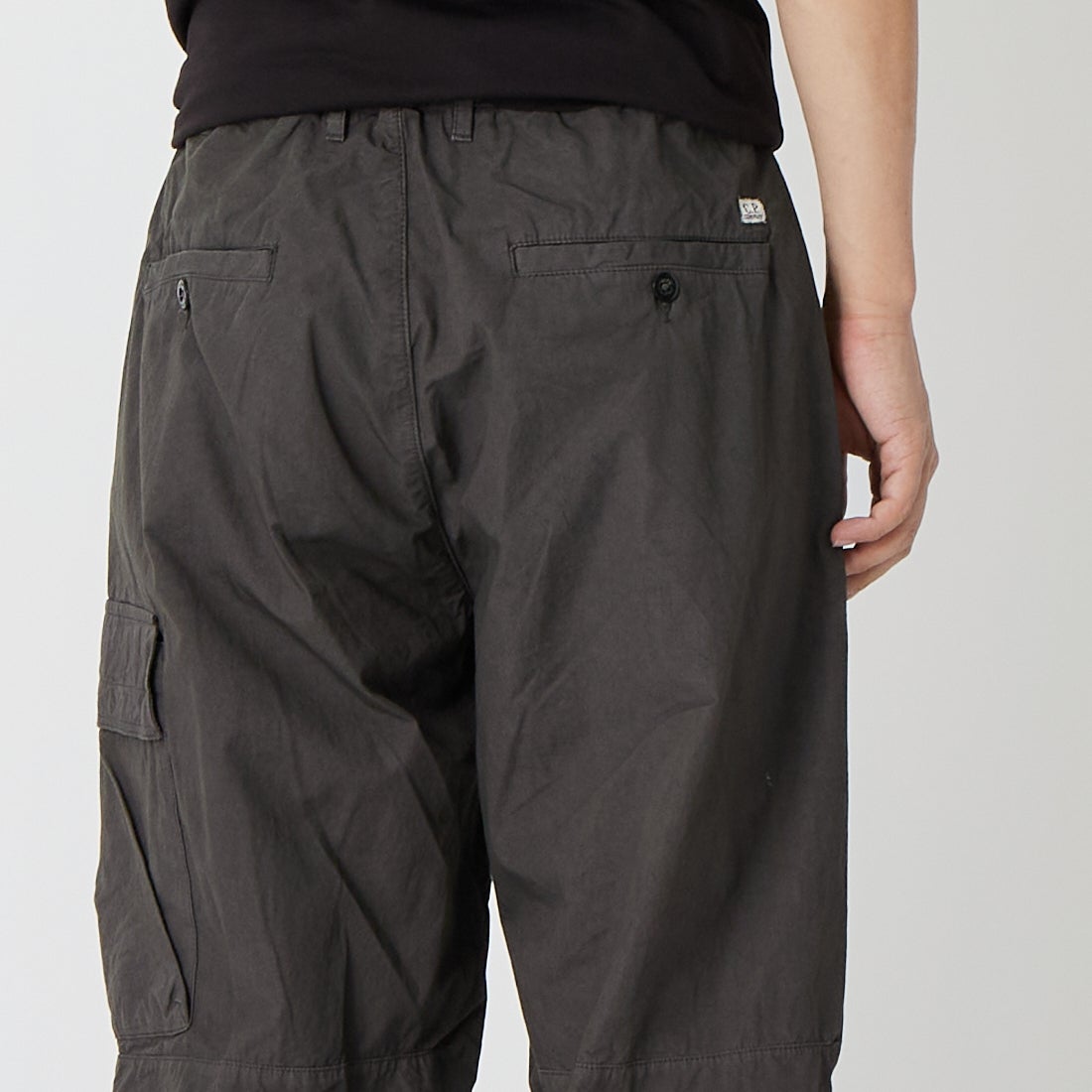 C.P.COMPANY [シーピーカンパニー] マイクロレップス ボクシーカーゴレンズパンツ [20CMPA126A] 921 GUNMET &&モデル身長：179cm 着用サイズ：46&&