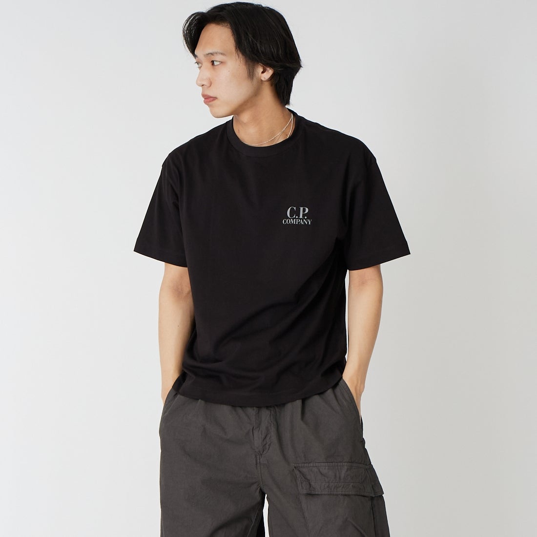 C.P.COMPANY [シーピーカンパニー] ショートスリーブロゴTシャツ [20CMTS086A] 999 BLACK K&&モデル身長：179cm 着用サイズ：M&&