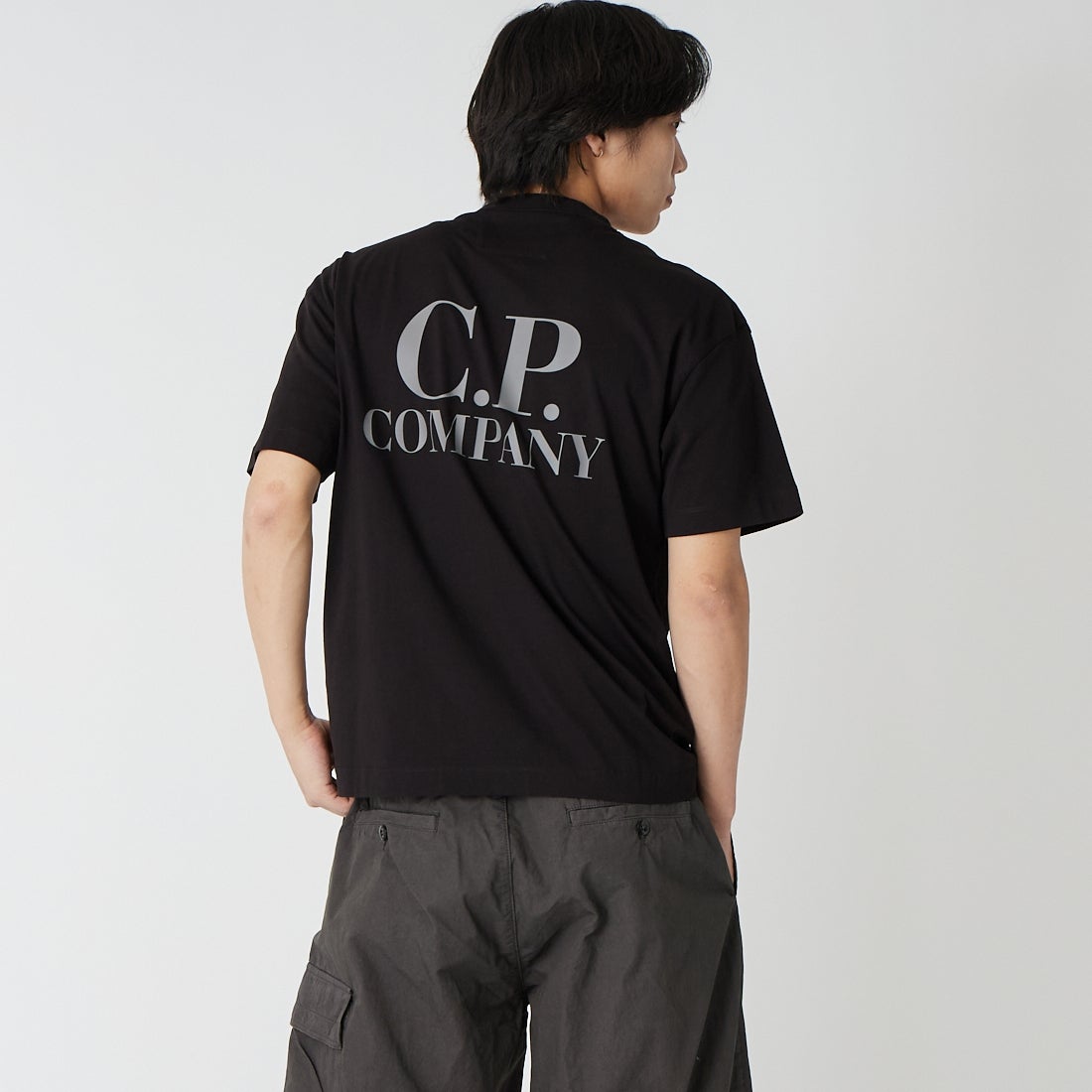 C.P.COMPANY [シーピーカンパニー] ショートスリーブロゴTシャツ [20CMTS086A] 999 BLACK K&&モデル身長：179cm 着用サイズ：M&&