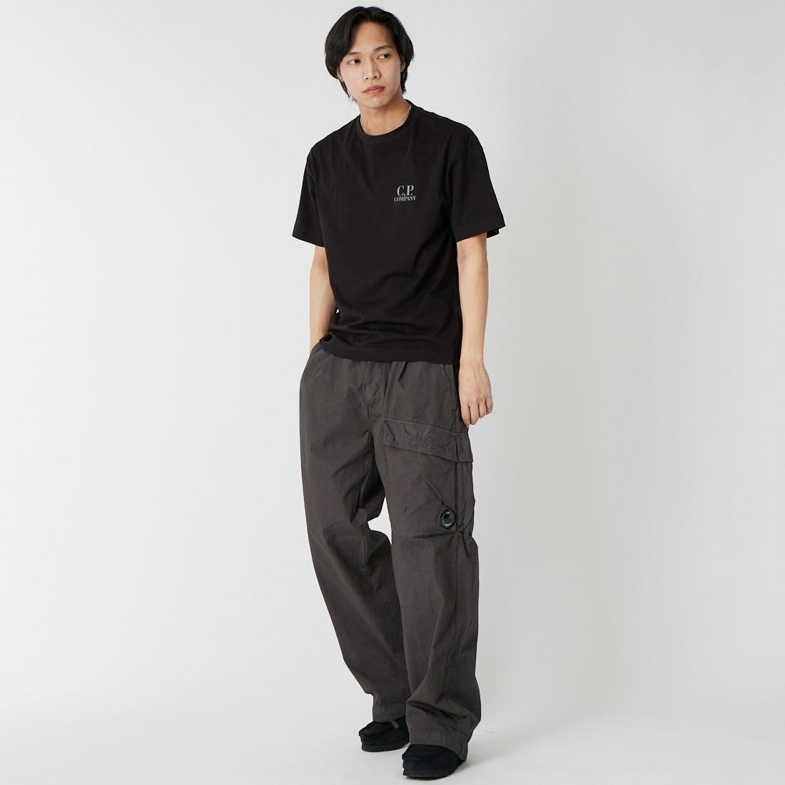 C.P.COMPANY [シーピーカンパニー] ショートスリーブロゴTシャツ [20CMTS086A] 999 BLACK K&&モデル身長：179cm 着用サイズ：M&&