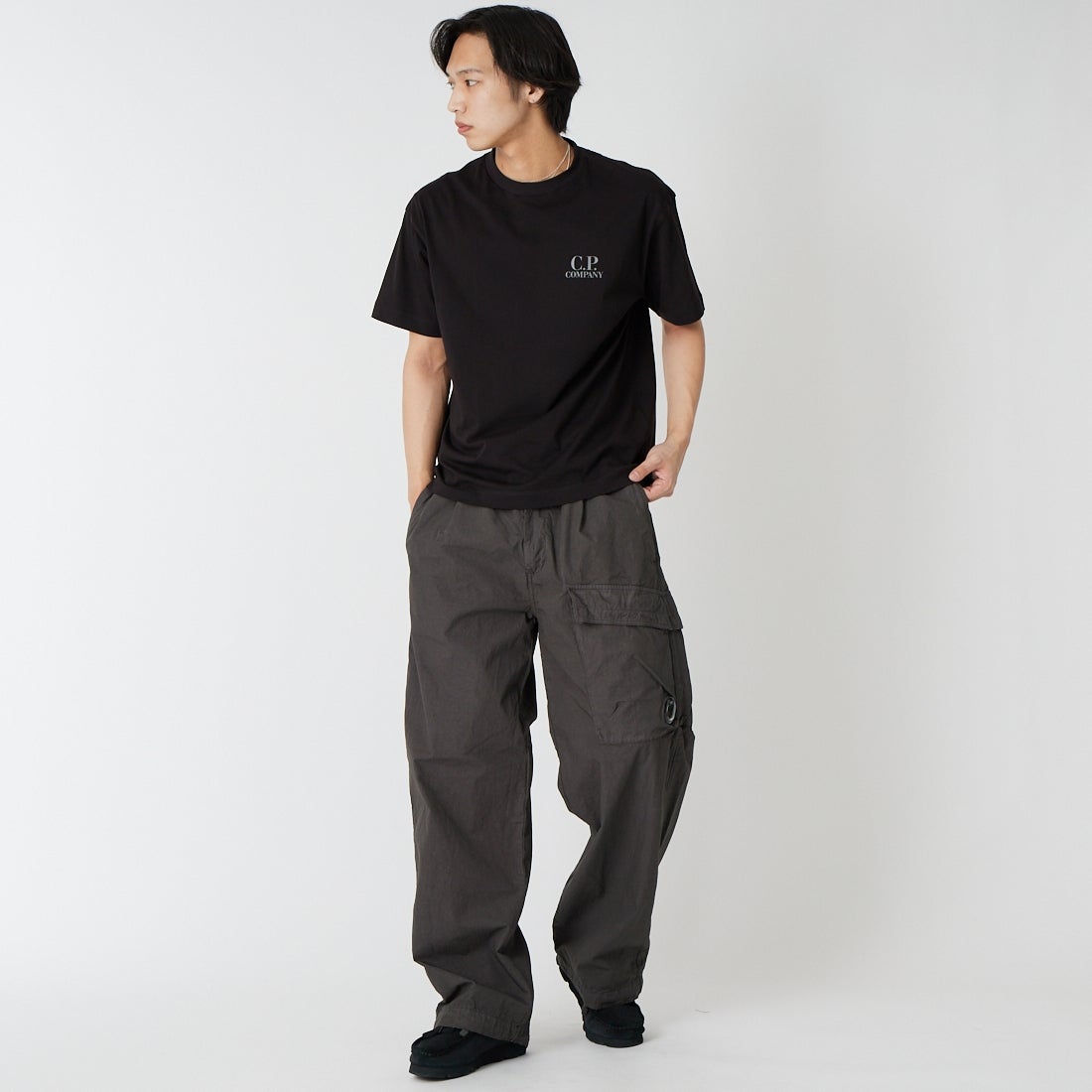 C.P.COMPANY [シーピーカンパニー] ショートスリーブロゴTシャツ [20CMTS086A] 999 BLACK K&&モデル身長：179cm 着用サイズ：M&&