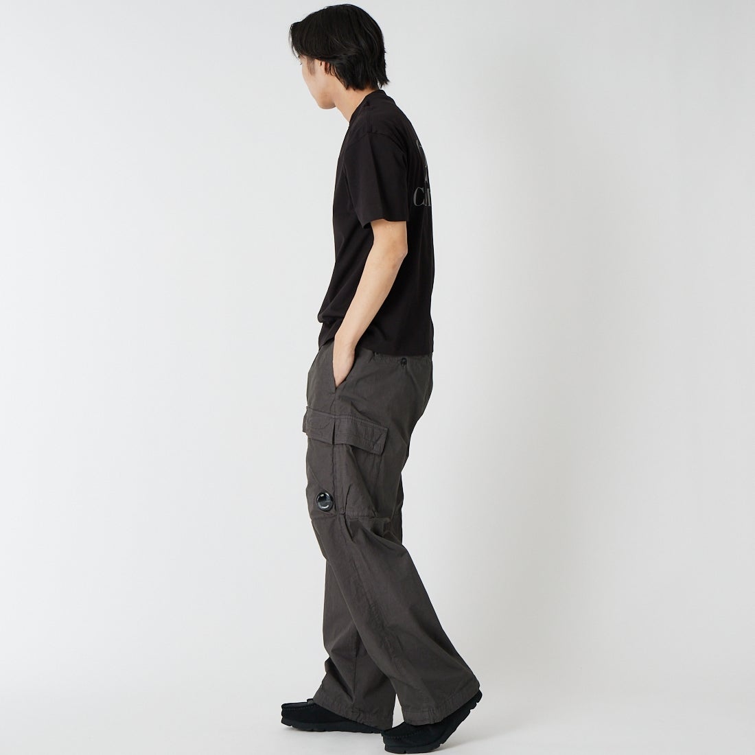 C.P.COMPANY [シーピーカンパニー] ショートスリーブロゴTシャツ [20CMTS086A] 999 BLACK K&&モデル身長：179cm 着用サイズ：M&&