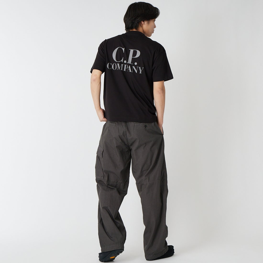 C.P.COMPANY [シーピーカンパニー] ショートスリーブロゴTシャツ [20CMTS086A] 999 BLACK K&&モデル身長：179cm 着用サイズ：M&&
