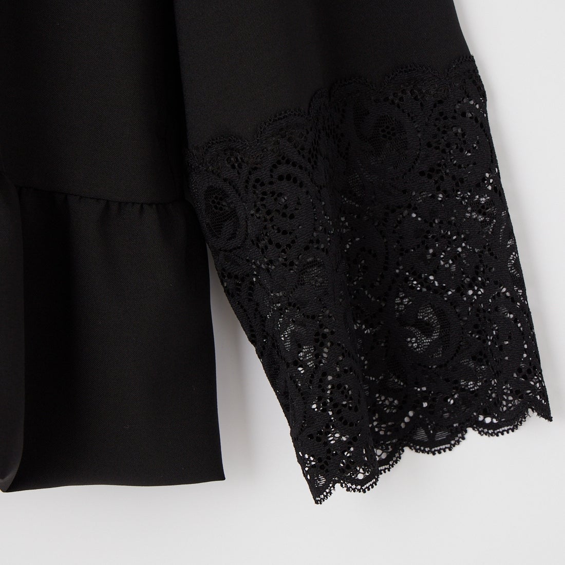 WILLFULLY [ウィルフリー] カフスレース ヘムバルーンフリルジャケット [2611-OU-06] BLACK