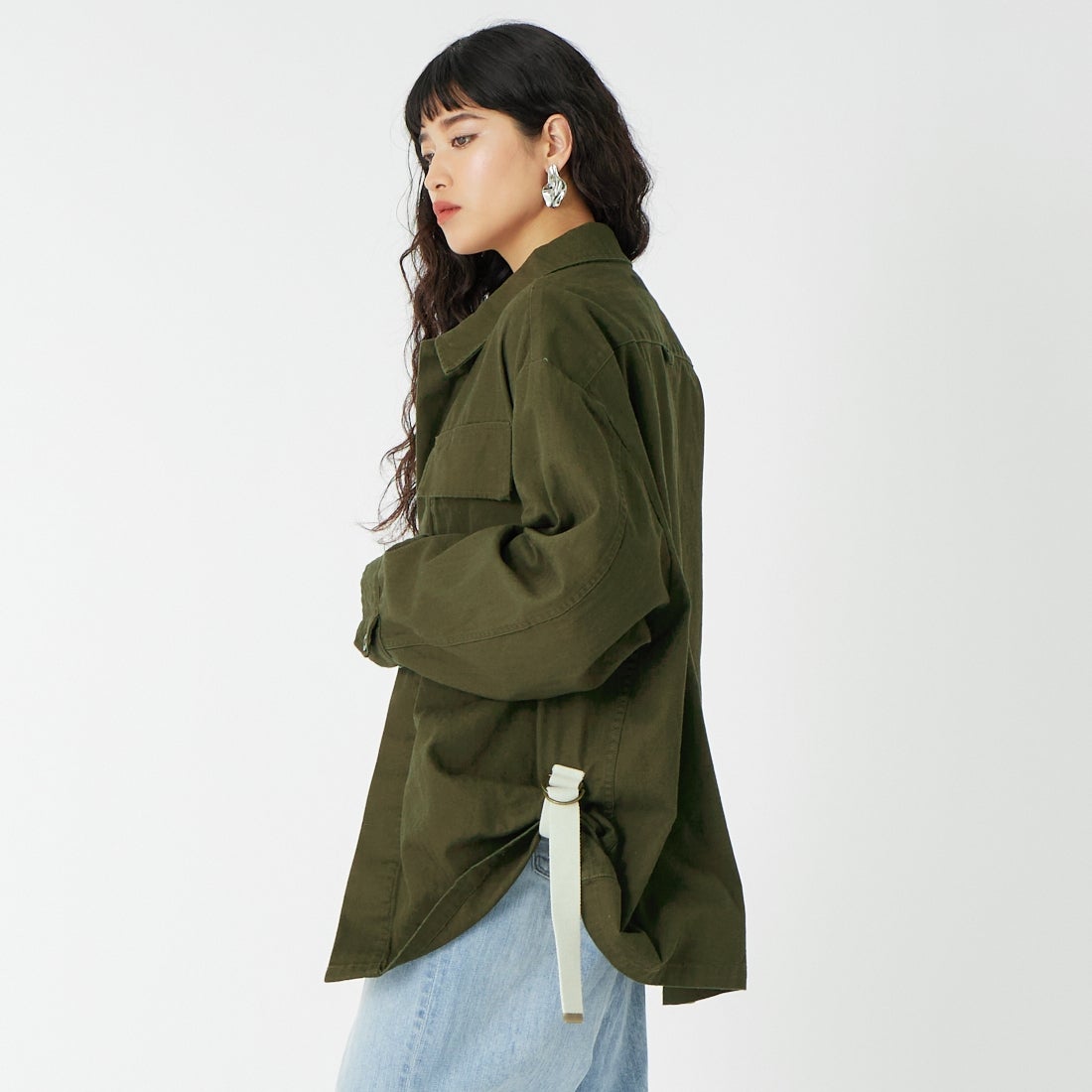 UNIVERSAL OVERALL [ユニバーサルオーバーオール] ファティーグジャケット [UO2512103OC] KHA &&モデル身長：162cm 着用サイズ：F&&