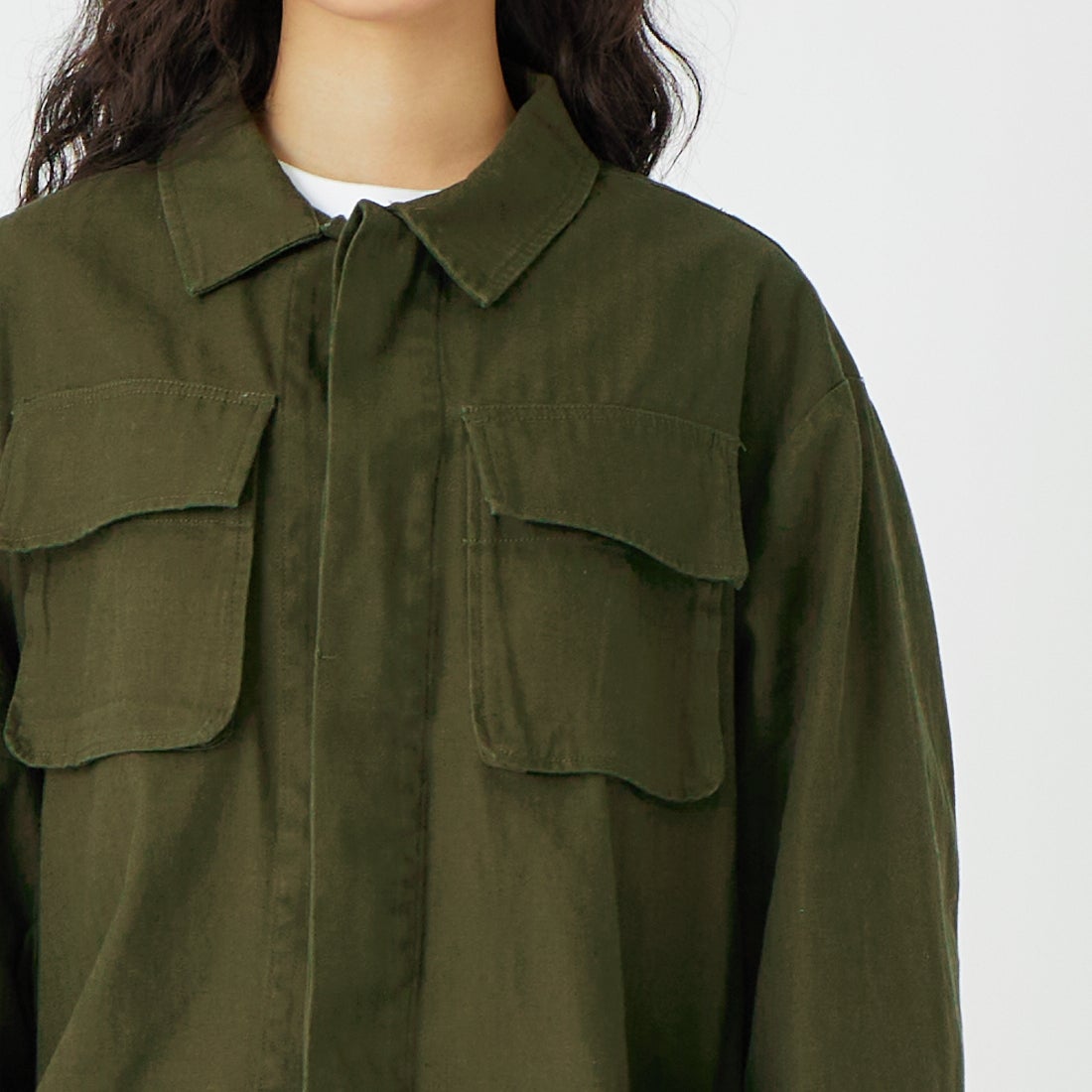 UNIVERSAL OVERALL [ユニバーサルオーバーオール] ファティーグジャケット [UO2512103OC] KHA &&モデル身長：162cm 着用サイズ：F&&