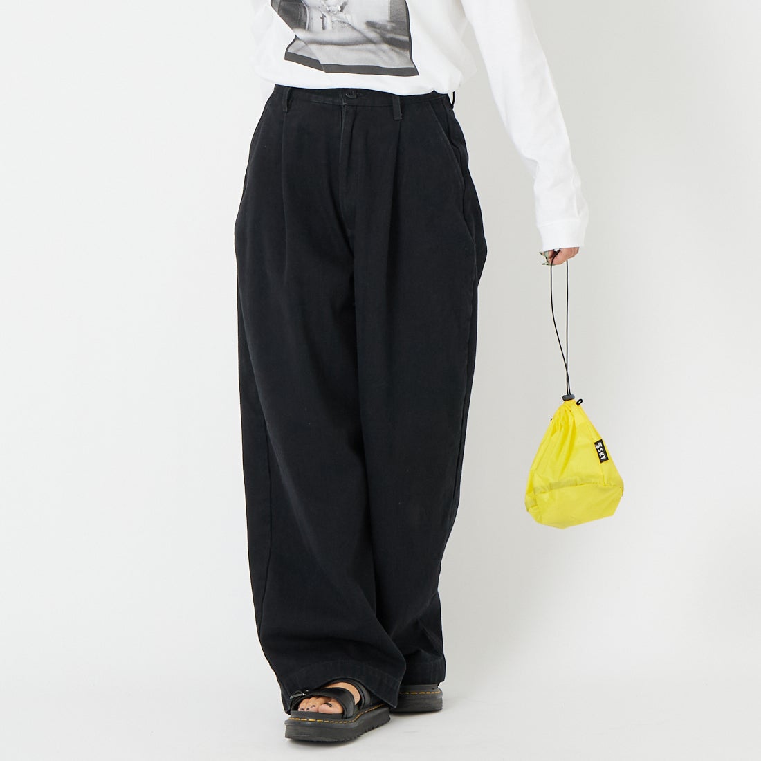 UNIVERSAL OVERALL [ユニバーサルオーバーオール] タックワイドデニムパンツ [UO2512600OC] BLK &&モデル身長：162cm 着用サイズ：M&&