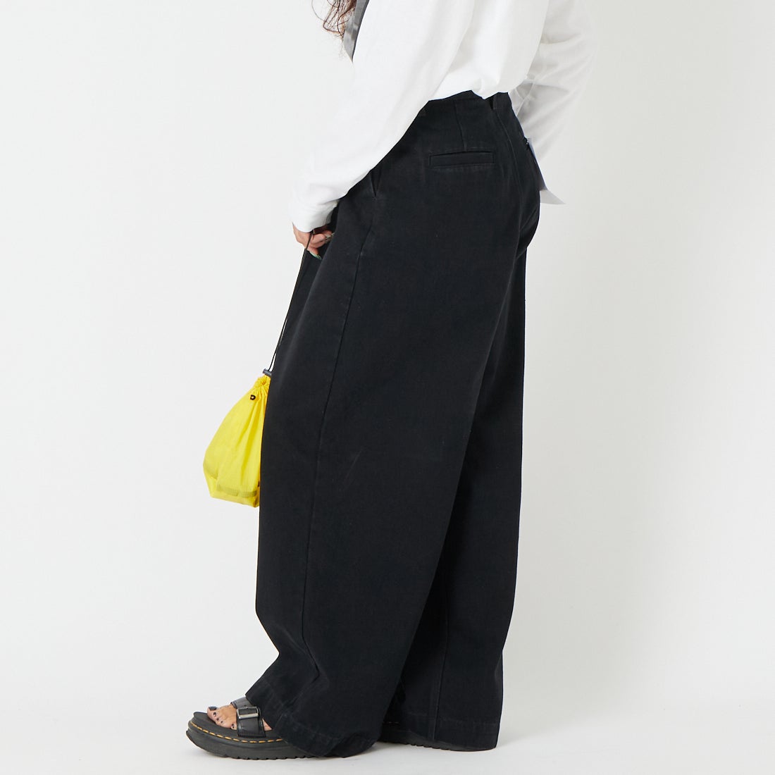 UNIVERSAL OVERALL [ユニバーサルオーバーオール] タックワイドデニムパンツ [UO2512600OC] BLK &&モデル身長：162cm 着用サイズ：M&&