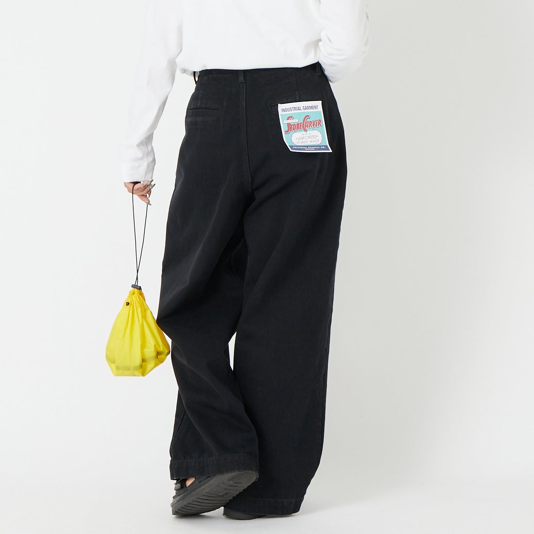 UNIVERSAL OVERALL [ユニバーサルオーバーオール] タックワイドデニムパンツ [UO2512600OC] BLK &&モデル身長：162cm 着用サイズ：M&&