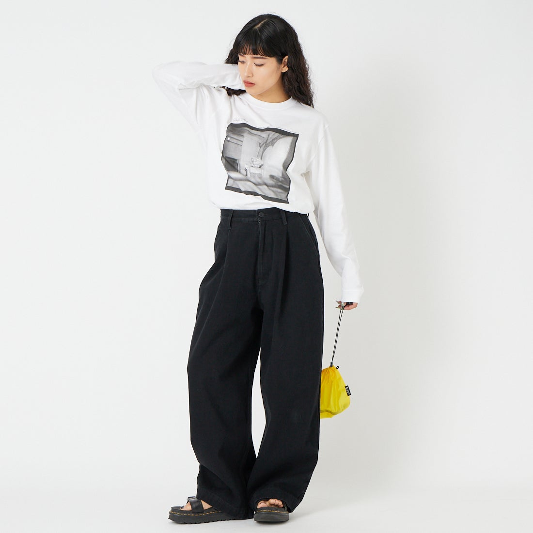 UNIVERSAL OVERALL [ユニバーサルオーバーオール] タックワイドデニムパンツ [UO2512600OC] BLK &&モデル身長：162cm 着用サイズ：M&&