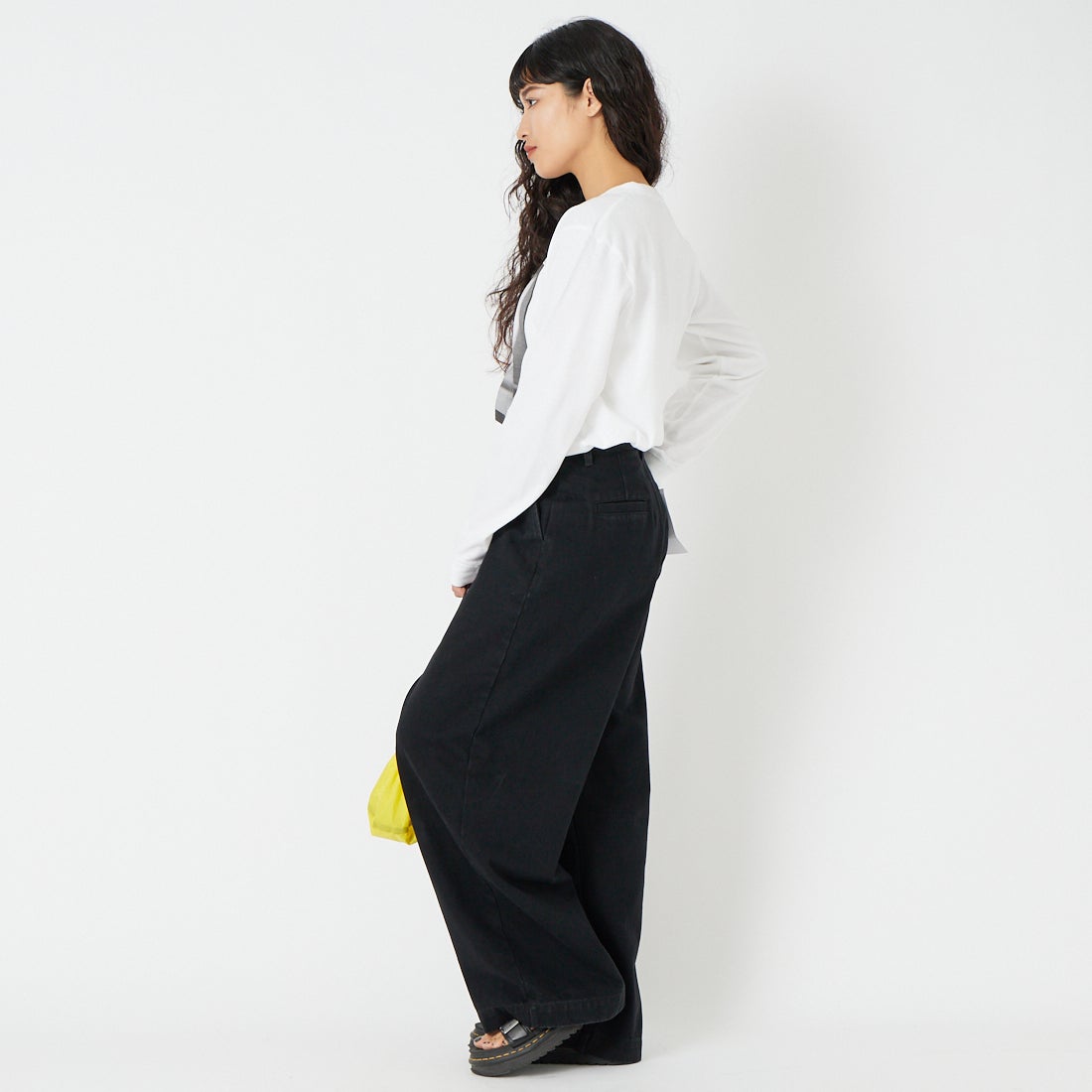 UNIVERSAL OVERALL [ユニバーサルオーバーオール] タックワイドデニムパンツ [UO2512600OC] BLK &&モデル身長：162cm 着用サイズ：M&&AL OVERALL [ユニバーサルオーバーオール] タックワイドデニムパンツ [UO2512600OC] BLK