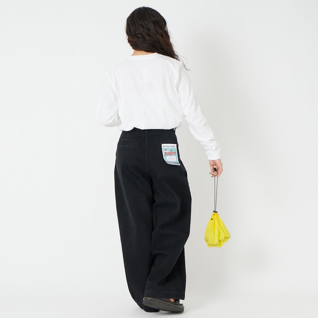 UNIVERSAL OVERALL [ユニバーサルオーバーオール] タックワイドデニムパンツ [UO2512600OC] BLK &&モデル身長：162cm 着用サイズ：M&&